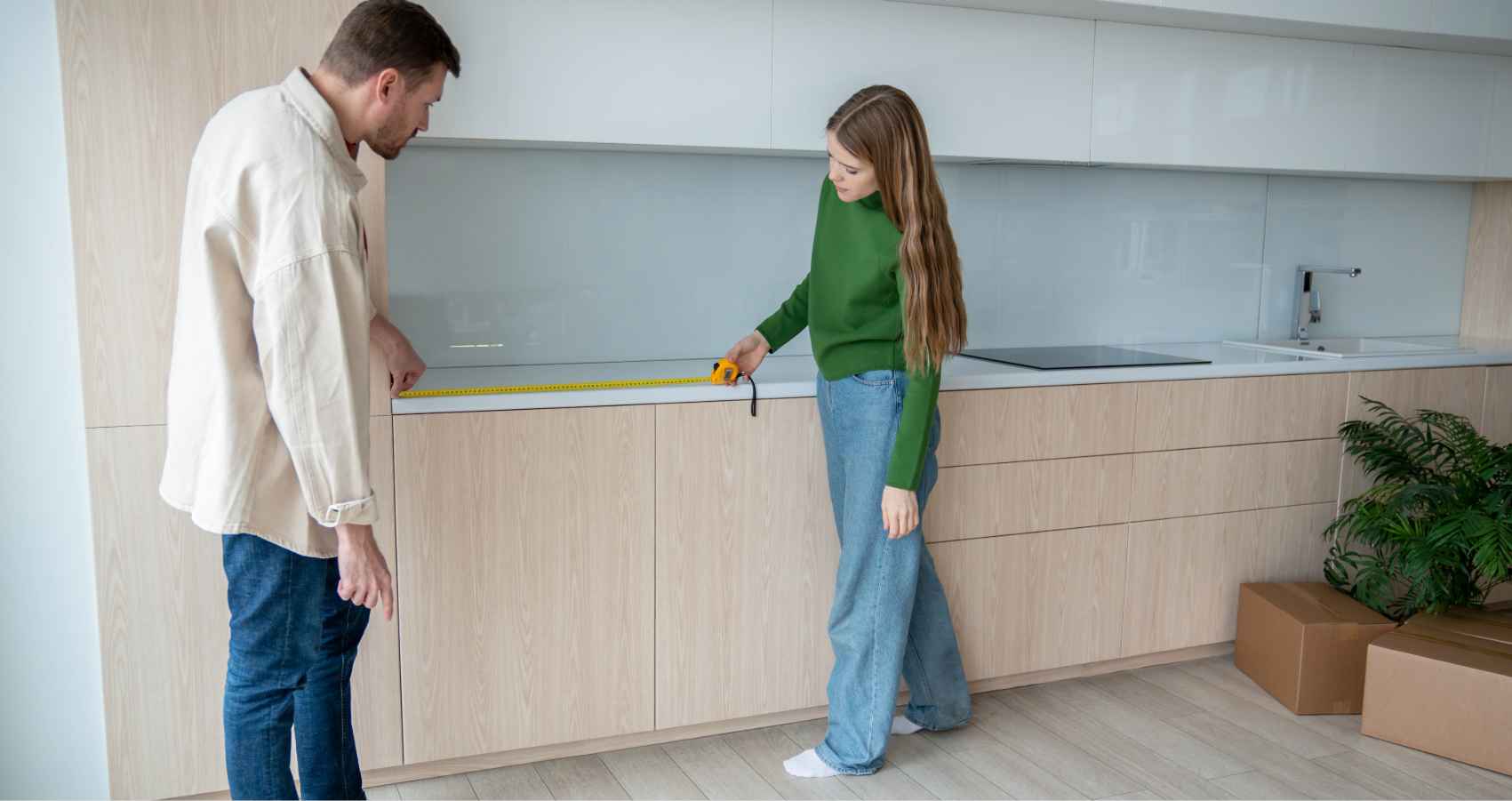 Pareja mirando los acabados de la cocina de su hogar