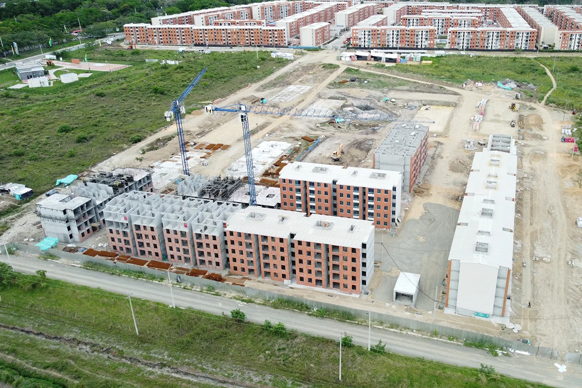 Avance de obra en Octubre del proyecto Mandarino Arboleda Campestre en Ibague, mostrando progreso en construcción y diseño residencial.