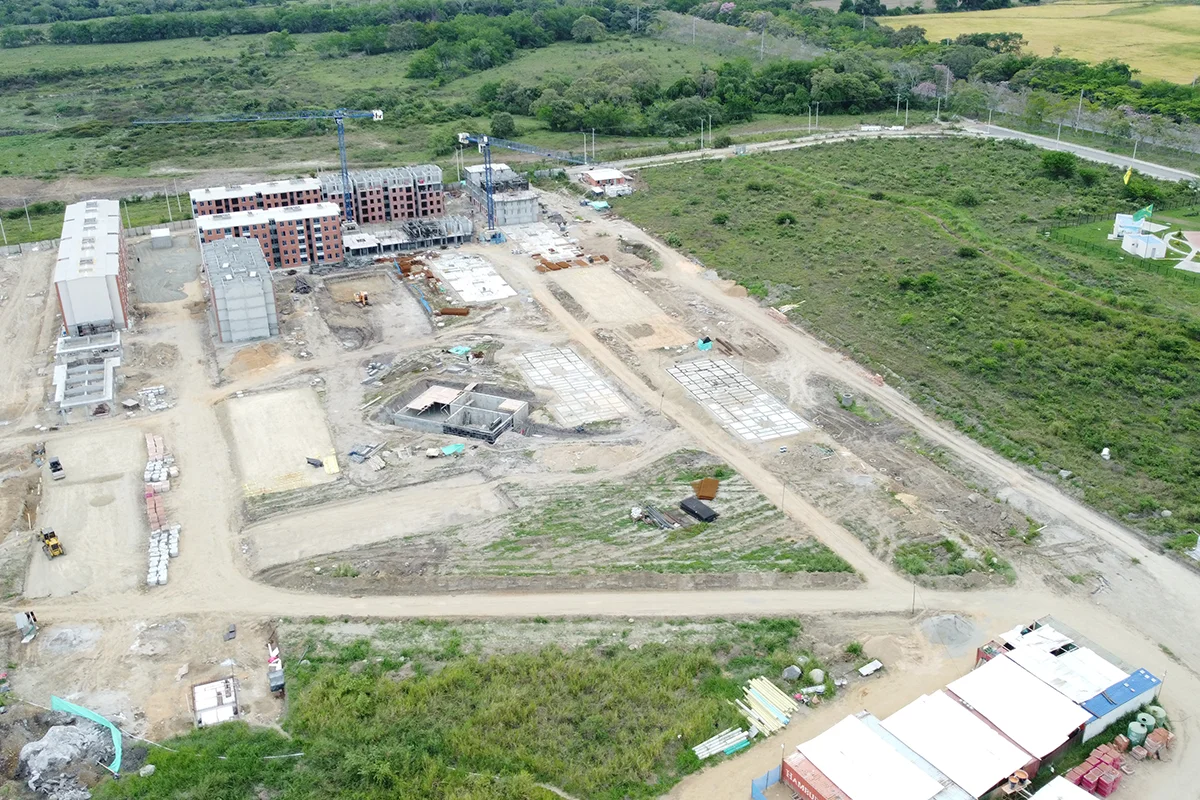 Avance de obra en Octubre del proyecto Mandarino Arboleda Campestre en Ibague, mostrando progreso en construcción y diseño residencial.