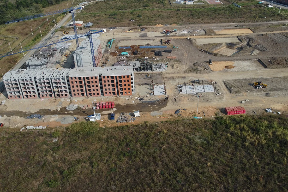 Avance de obra en Agosto del proyecto Mandarino Arboleda Campestre en Ibague, mostrando progreso en construcción y diseño residencial.