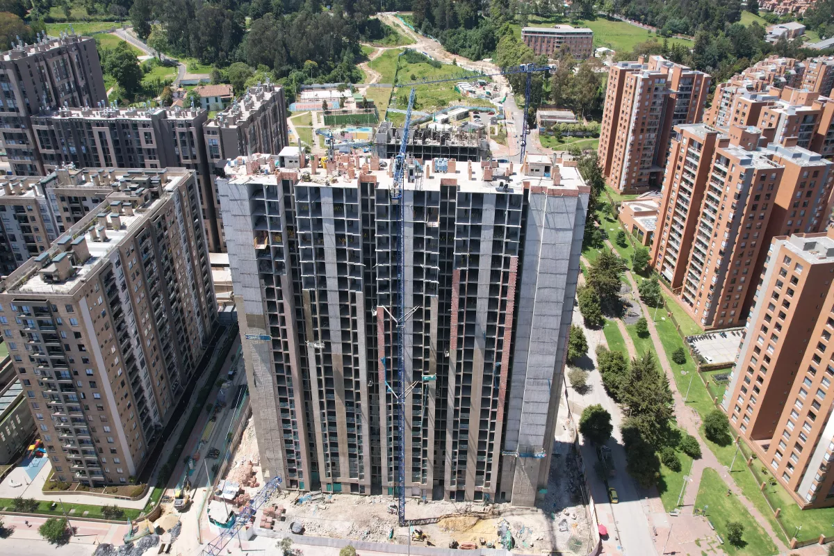 Torre 1: Instalación de acabados internos y externos. Estamos trabajando en los detalles finales, como pintura, pisos y otros elementos interiores y exteriores, avanzando en la preparación para la entrega.