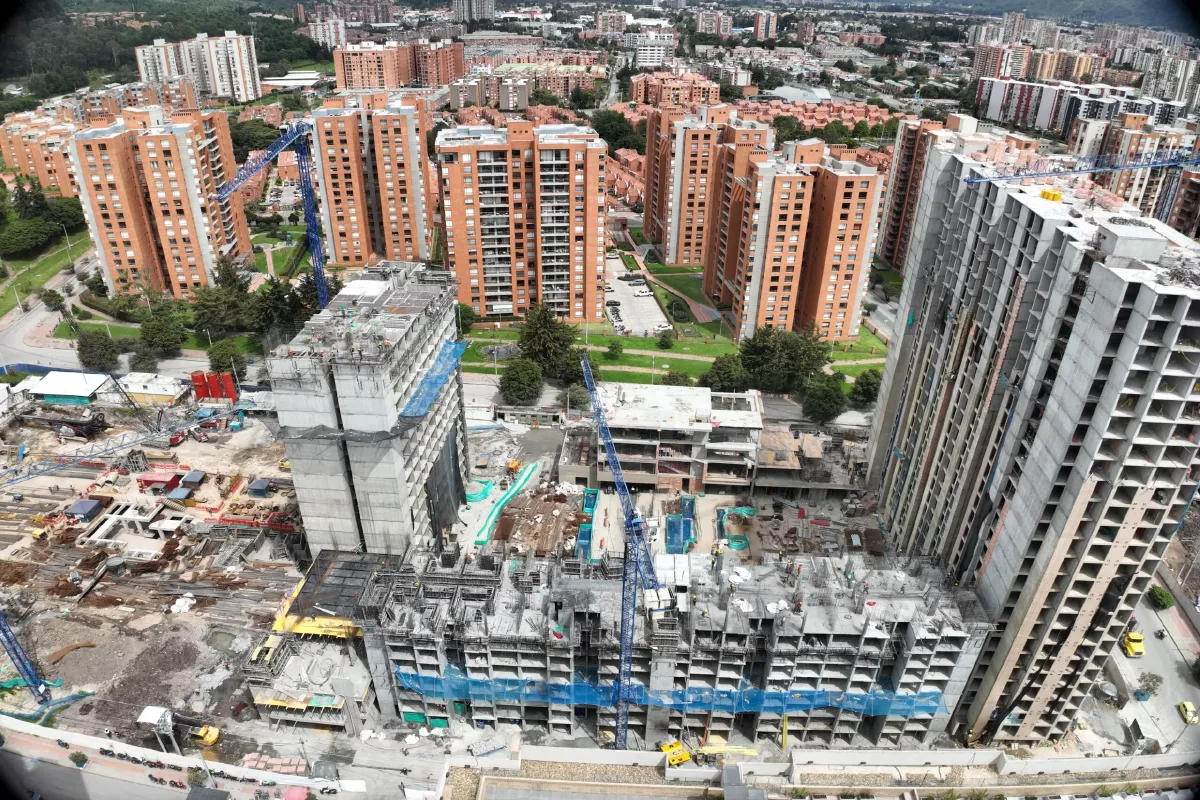 Torre 4: Finalización del pilotaje y preparación para las bases. El pilotaje, que consiste en construir columnas profundas en el terreno para darle firmeza al edificio, ha concluido. Ahora nos preparamos para construir la cimentación, que servirá de base para la torre.