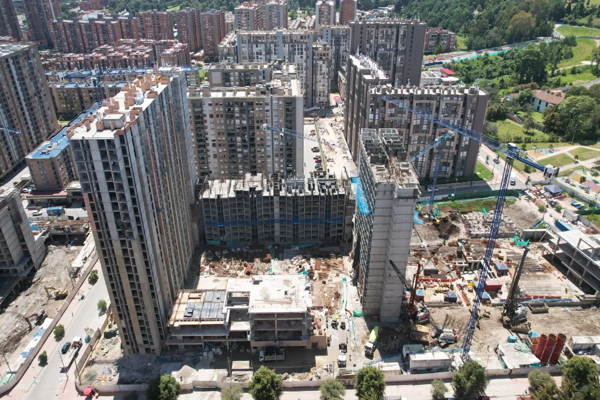 Torre 5: Estructura en proceso. La estructura de la torre ya está completa hasta el piso 18. Estamos avanzando con la cimentación de las áreas comunes, que incluirá espacios compartidos como el lobby y zonas sociales.