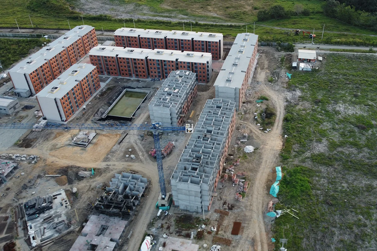 Avance de obra en Enero de 2025 del proyecto Mandarino Arboleda Campestre en Ibague, mostrando progreso en construcción y diseño residencial.