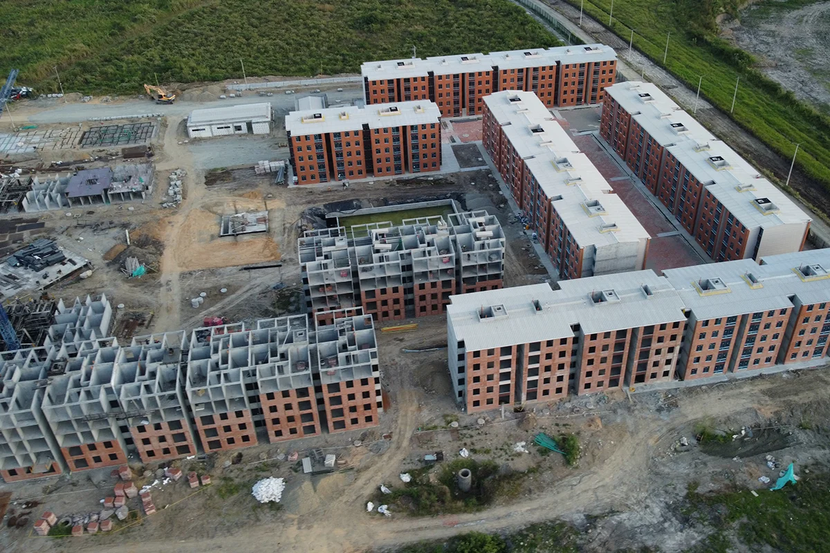 Avance de obra en Enero de 2025 del proyecto Mandarino Arboleda Campestre en Ibague, mostrando progreso en construcción y diseño residencial.