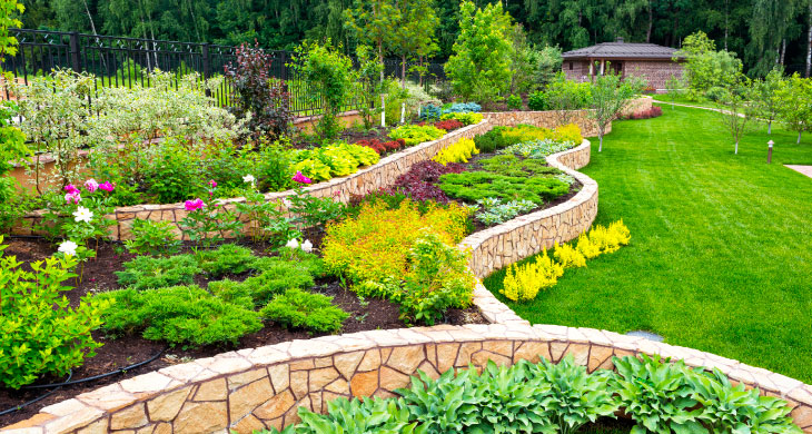 Jardín en la parte exterior de una casa