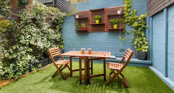 Mesa decorativa con un jardín rodeándolo