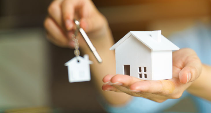 Imagen informativa sobre el descenso de las tasa de interés inmobiliaria